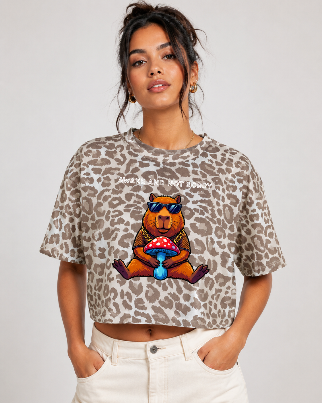 Awake and Not Sorry Crop T Shirt mit Capybara Pilz Print